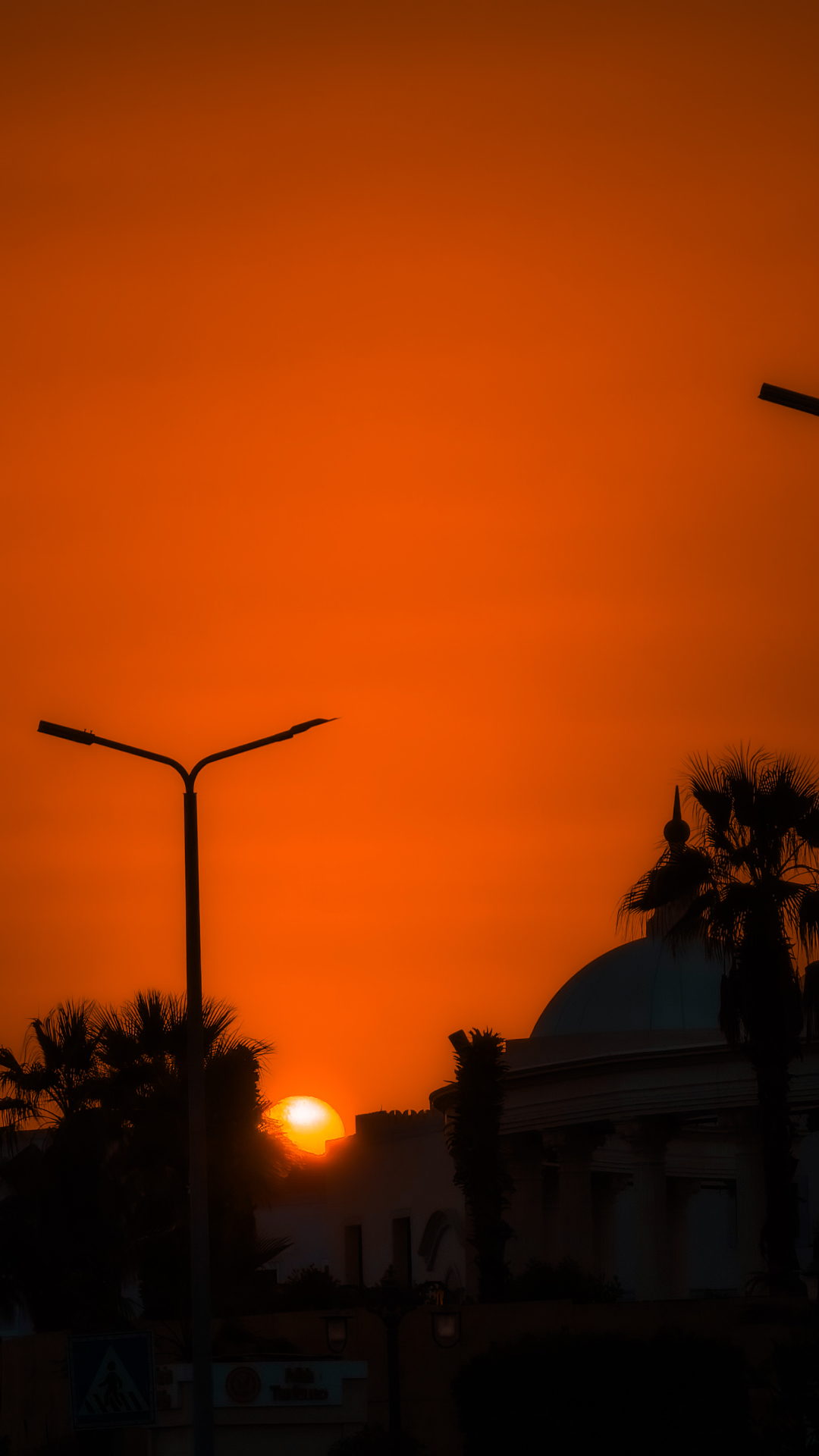 Tramonto arancione sui tetti e le palme di Sharm El Sheikh