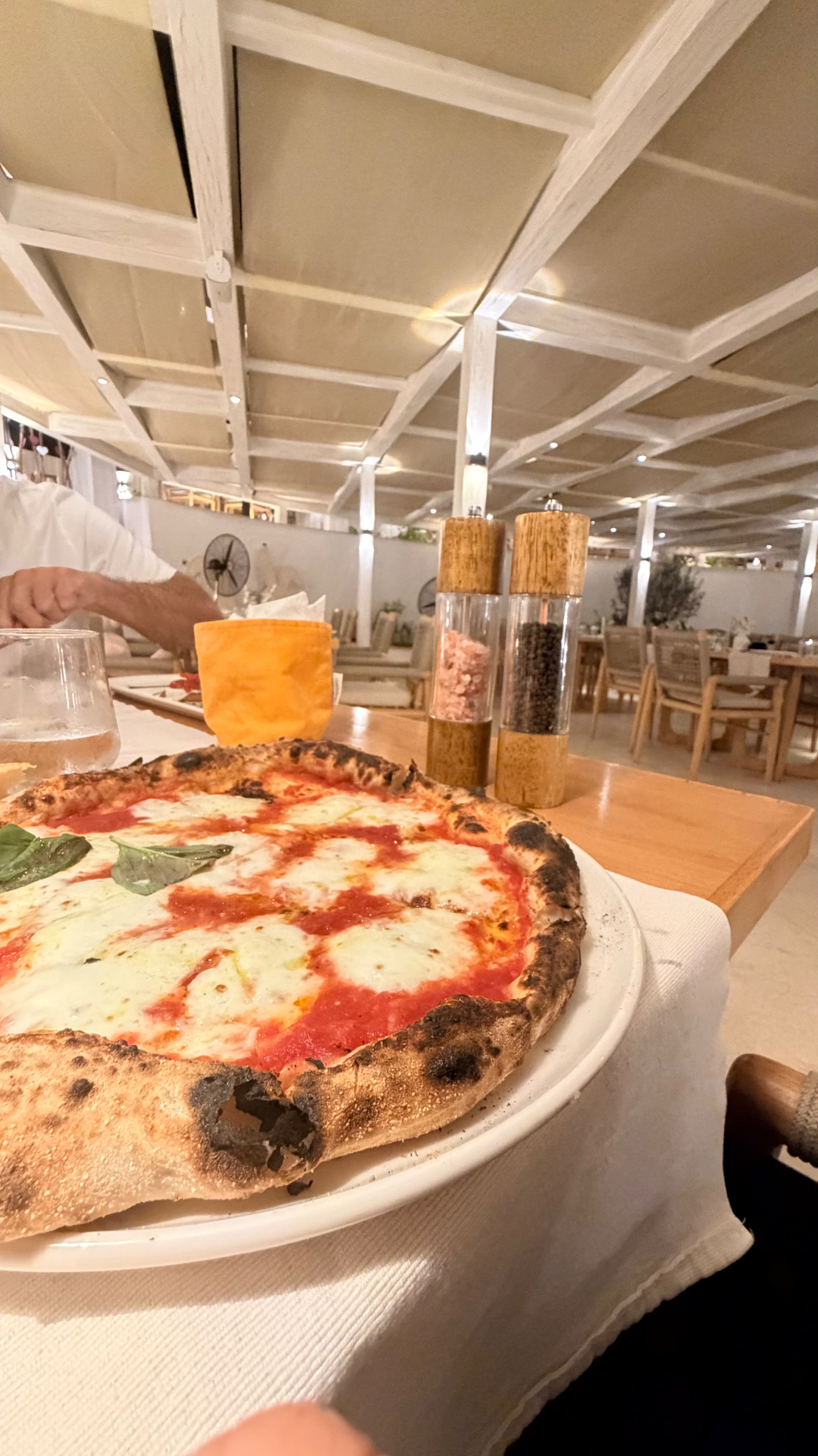Pizza margherita servita in un ristorante italiano