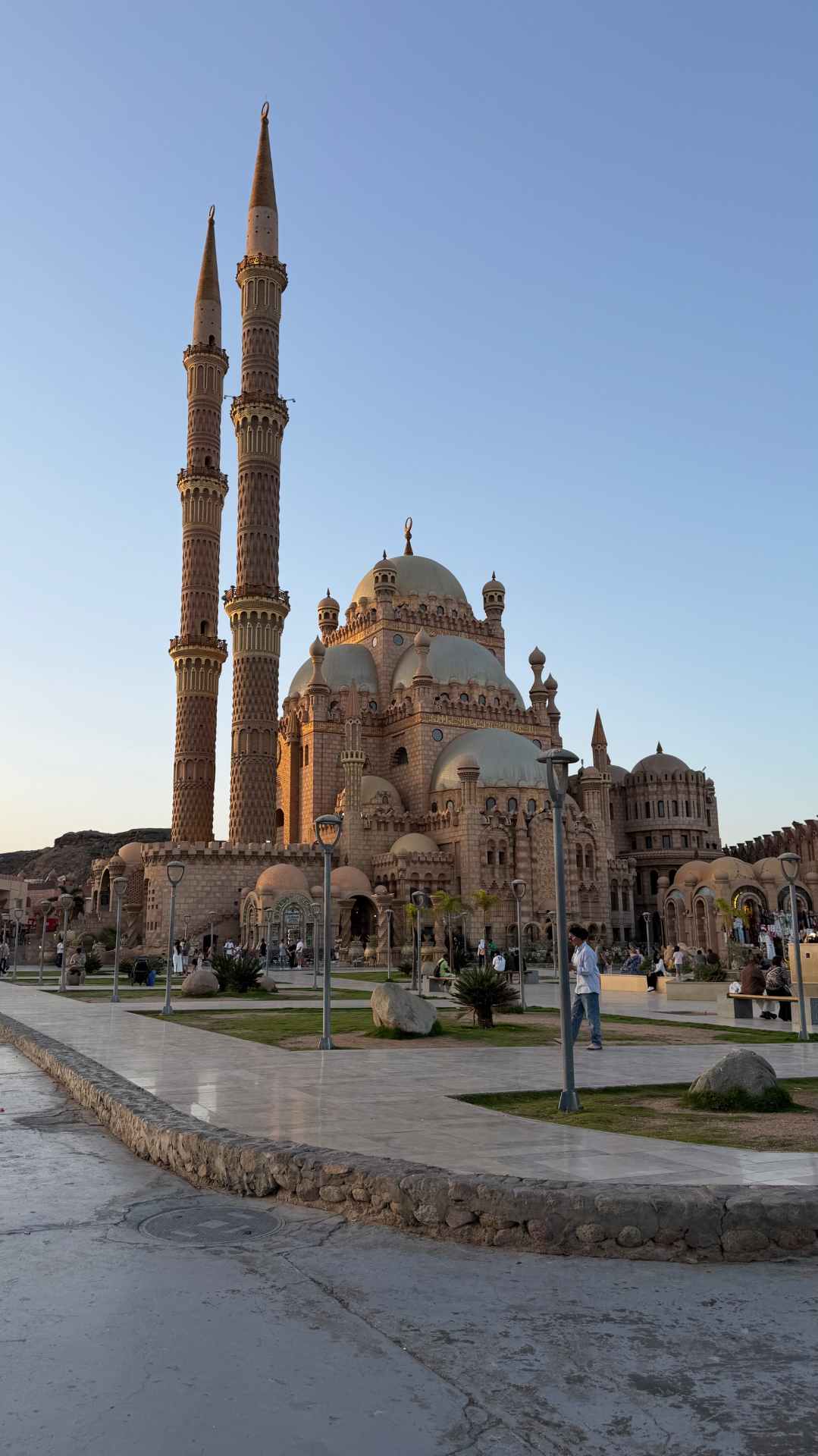 La moschea Al Sahaba di Sharm El Sheikh al tramonto