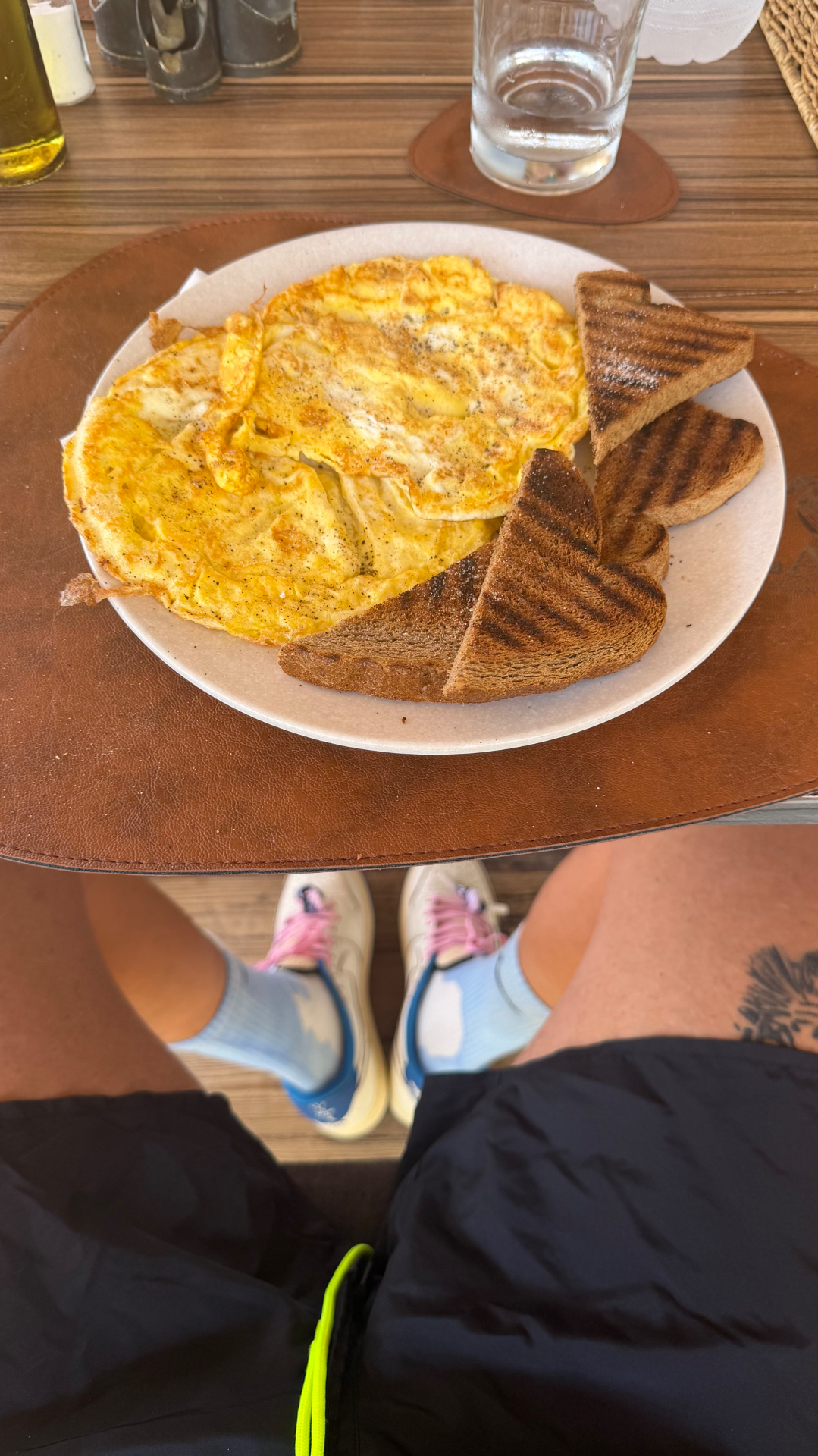 Colazione Da Zazà: piatto con uova e pane tostato