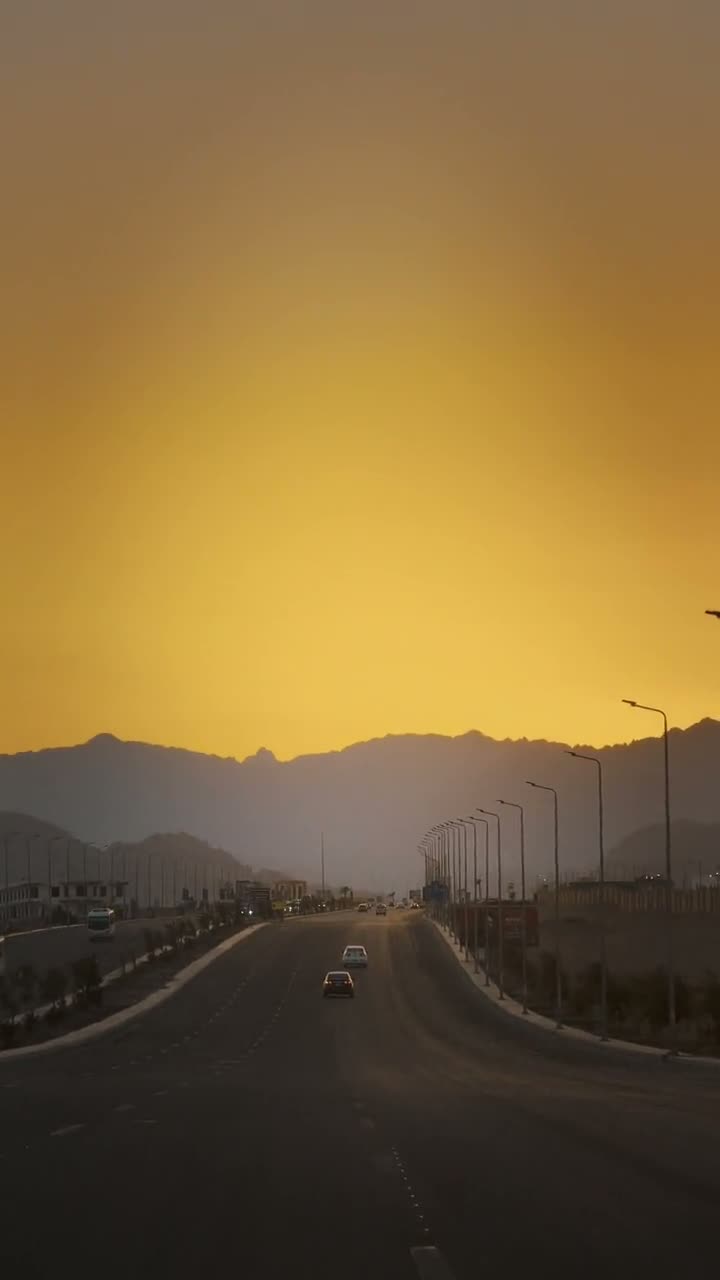 Strada al tramonto