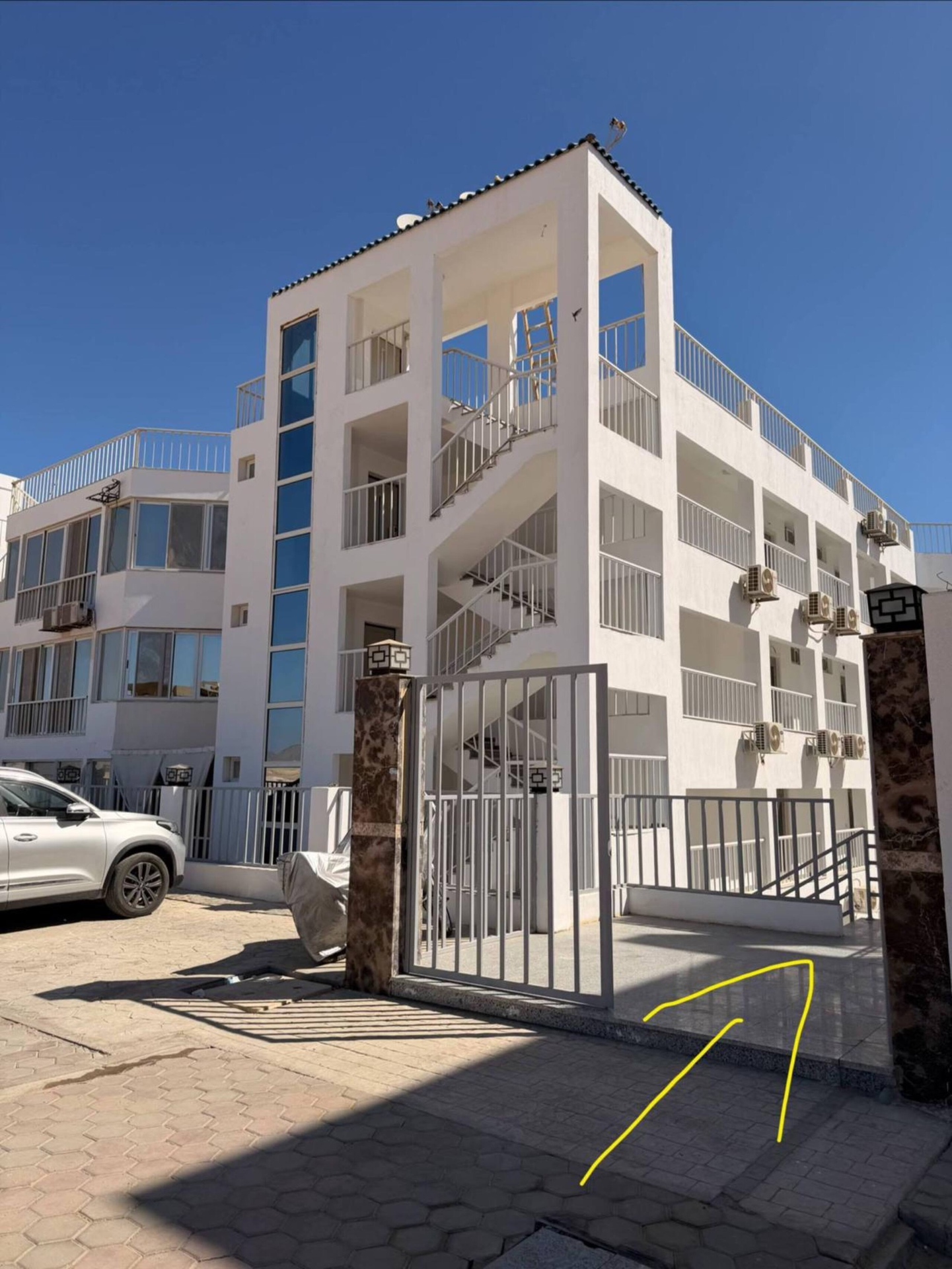 Entra dal cancello principale della residenza