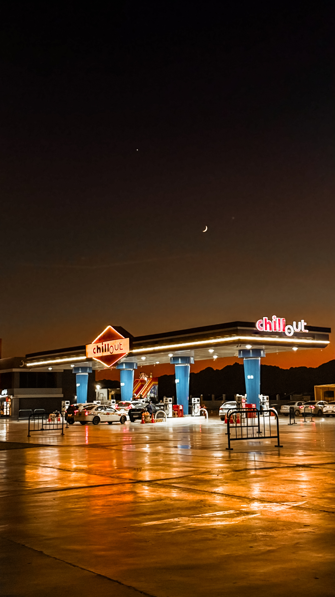 Stazione Chillout di notte con la luna sul deserto